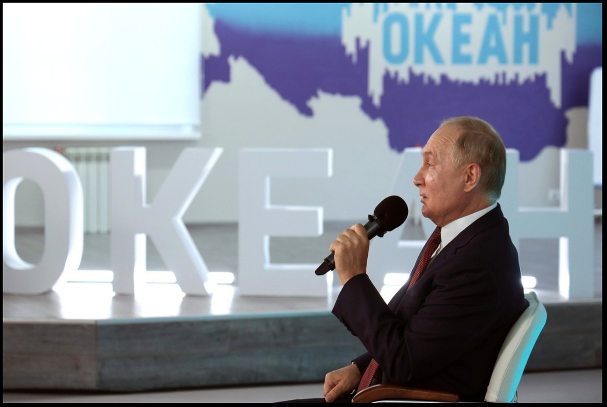 1 сентября 2021 года во время своего визита во Владивосток Путин сообщил о том, что население России, по некоторым оценкам, могло бы сейчас достигать 500 млн. человек, если бы не два распада страны в XX веке (изображение взято из открытых источников http://en.kremlin.ru/events/president/news/66554/print)