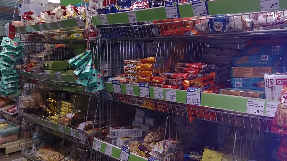 Витрина магазина "Fix Price" (фото автора)