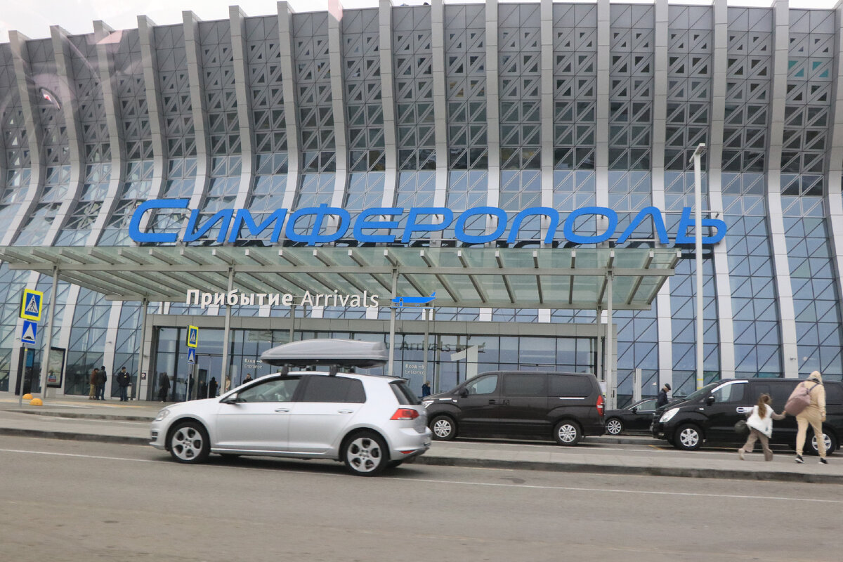 То и дело к входу в аэропорт подкатывают автомобили с пассажирами