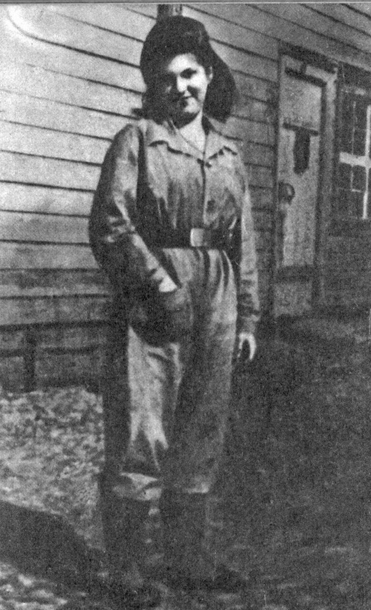 Галина Вишневская в отряде местной противовоздушной обороны. 1943 г.