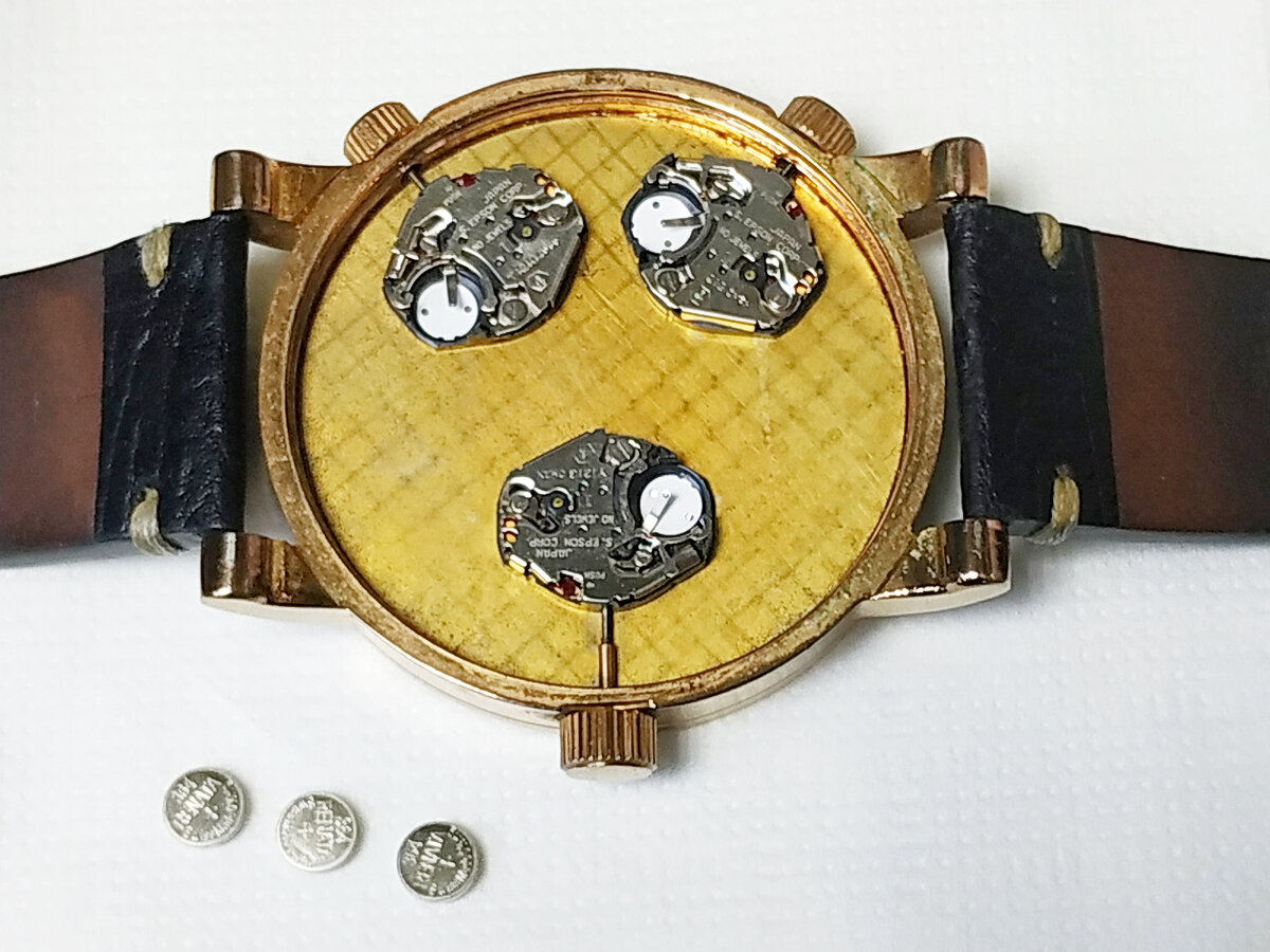 Три элемента питания для трёх механизмов.