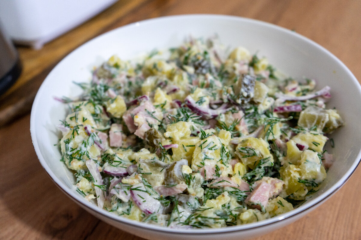 салат немецкий классический картофельный с солеными огурцами. немецкий салат. салат летний с картофелем. салат с картофелем и солеными огурцами. баварская кухня баварский картофельный салат.