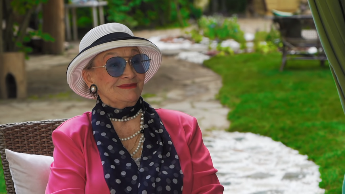Людмиле Хитяевой 91 год. Она до сих пор занимается творчеством, следит за собой, прекрасно выглядит. Но обновление потребовалось её даче. Смотрите, как преобразили вотчину актрисы.