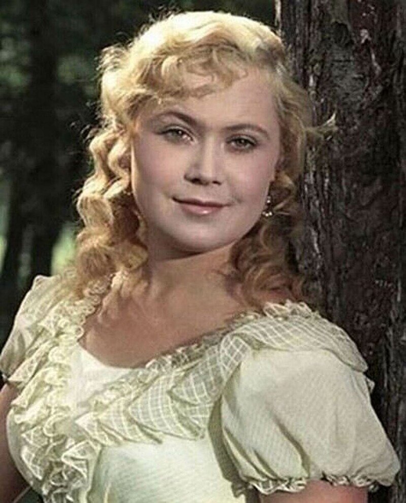 Это Светлана Немоляева в молодости. Так примерно выглядела Оля Рыжова во время романа с Самохваловым. Фото из открытых источников