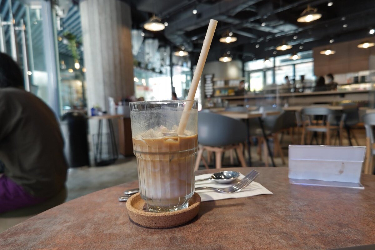 Так "видит" эту сцену Sharp Aquos R6. Листайте чтобы увидеть фото с другого смартфона