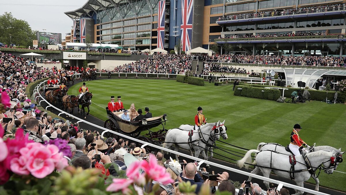 Город скачек в британии 5. Аскот Англия ипподром. Королевские скачки Royal Ascot. Королевские скачки Royal Ascot в Великобритании. Royal Ascot скачки.