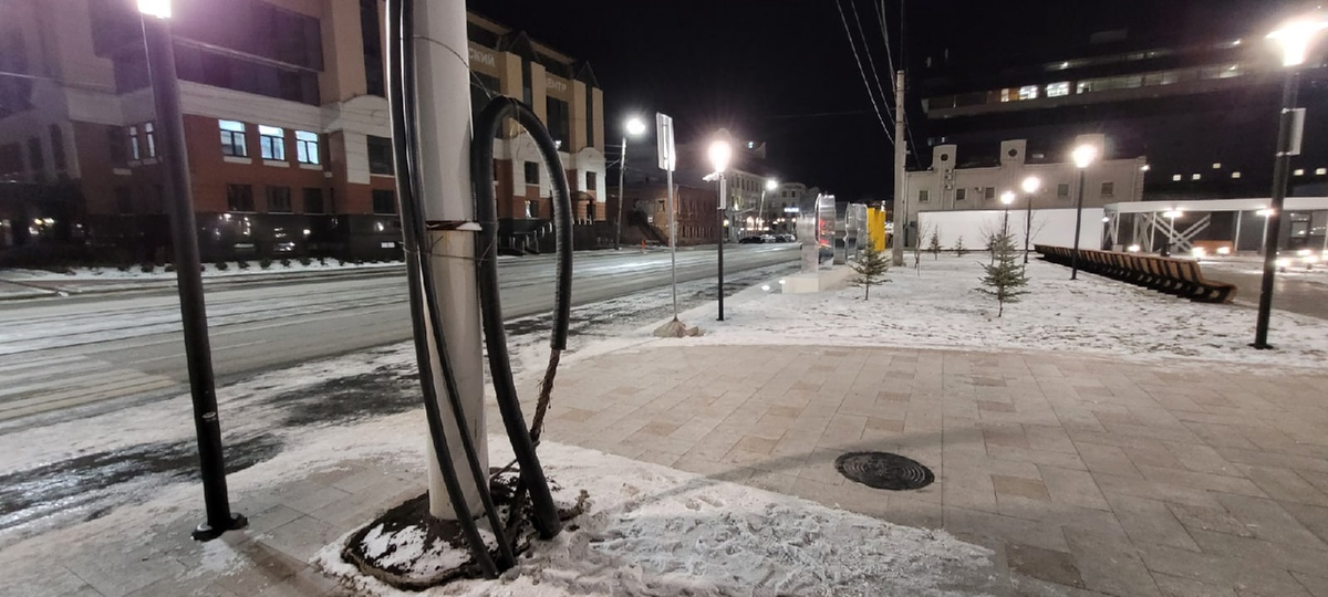 Свисающие провода высоковольтного напряжения при входе на набережную. Видимо, чиновников не заботит, что могут пострадать дети 