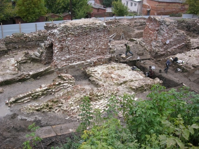  9 октября 2011 г. Удалось выяснить, что там с "воротами невеликими". Плохо дело. Навесили железную дверь, как себе в гараж.-18