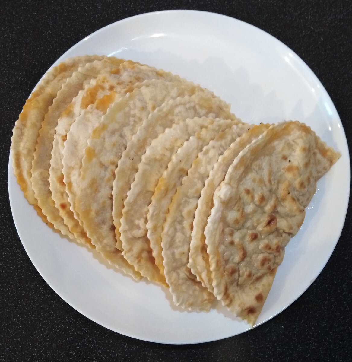 Рецепт хрустящих сочных чебуреков, с тонким тестом, из доступных ингридиентов. Такие чебуреки сьедаются в один миг!