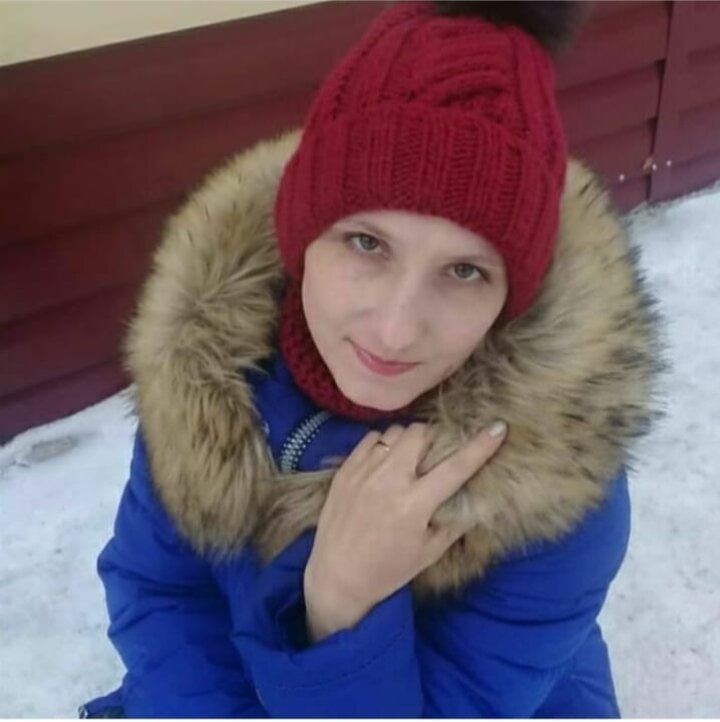 Шапка в исполнении простая основа резинка 2×2 и чередуя *2л.п, 2изн.п, 2п-жкутик, 2 изн.п* и по центру расположена эта коса по узору.
