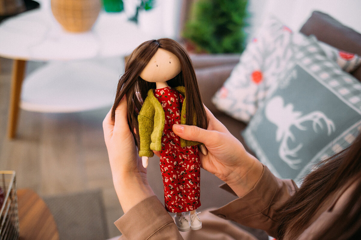 Лайфхак: если домашняя атмосфера не позволяет сделать красивые кадры, арендуйте в фотостудии зал, оборудованный под квартиру.