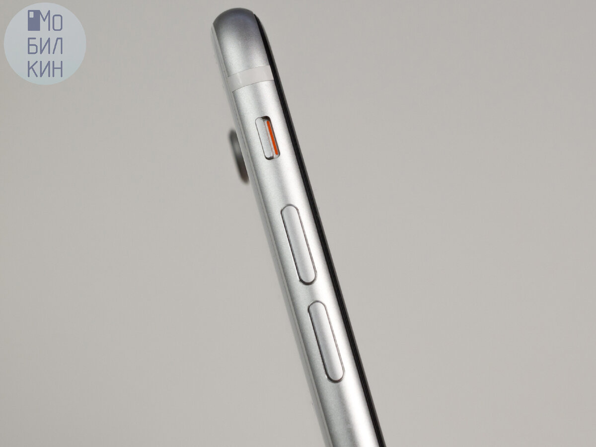 Слева: кнопки регулировки громкости и переключатель режимов звука