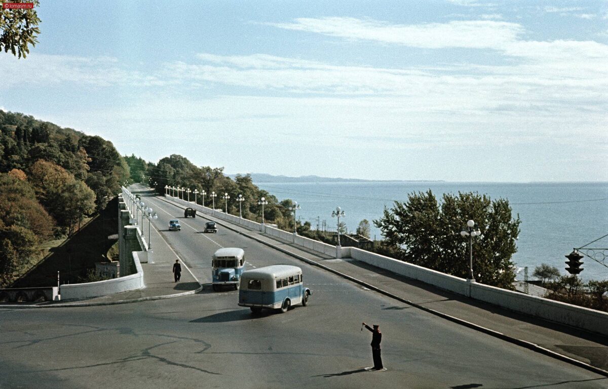 Сочи времен СССР. Источник - wfi.lomasm.ru/files/ussr/foto_frid/arh/wm/50941_tsvetnie_photographii_semena_phridlyanda-0718.jpg.