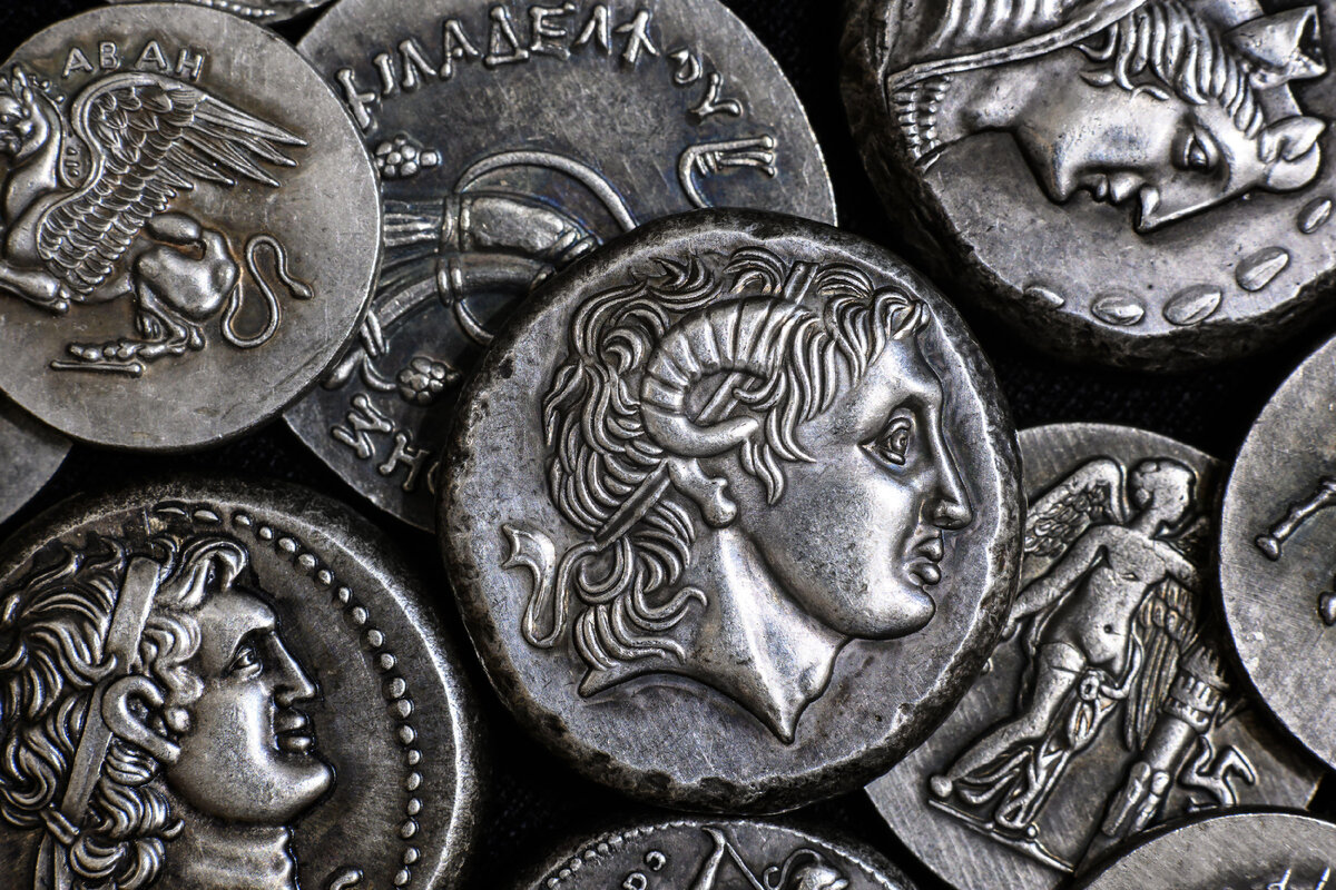 Греческие античные монеты. Coins ancient greek. Монеты античной греции из бронзы и меди. Греческие античные монеты. Монета с колесницей.