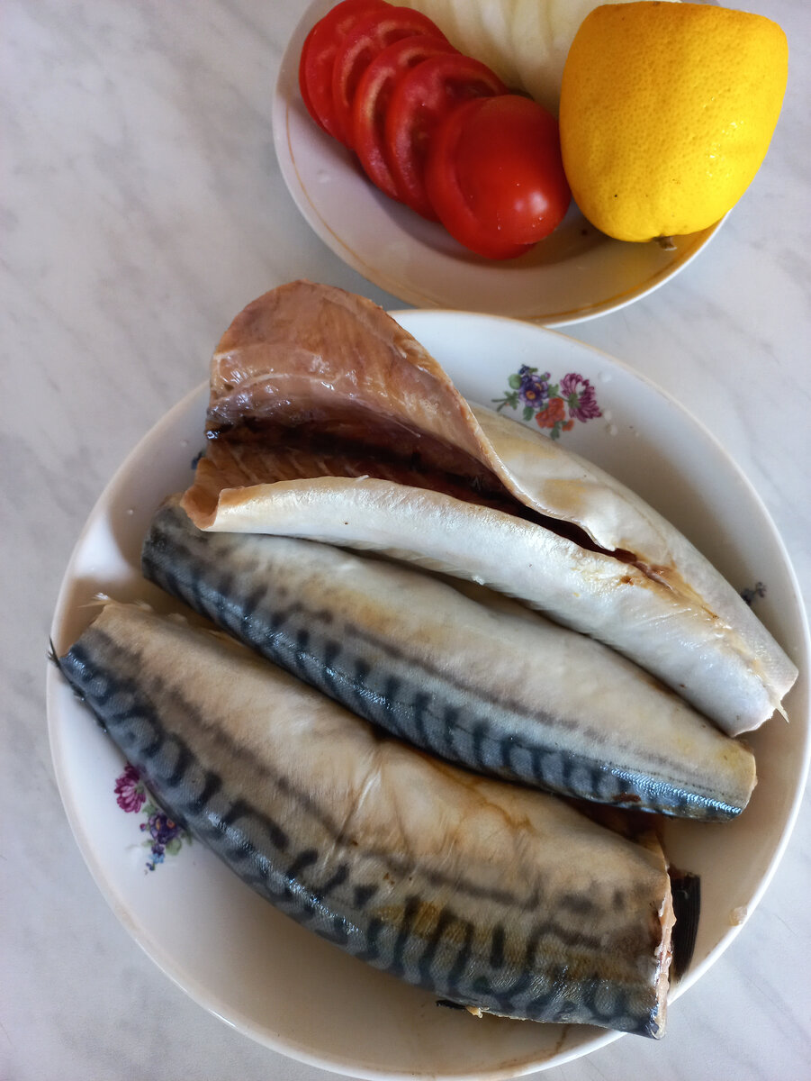 Обрабатываем скумбрию, режем лук и помидор