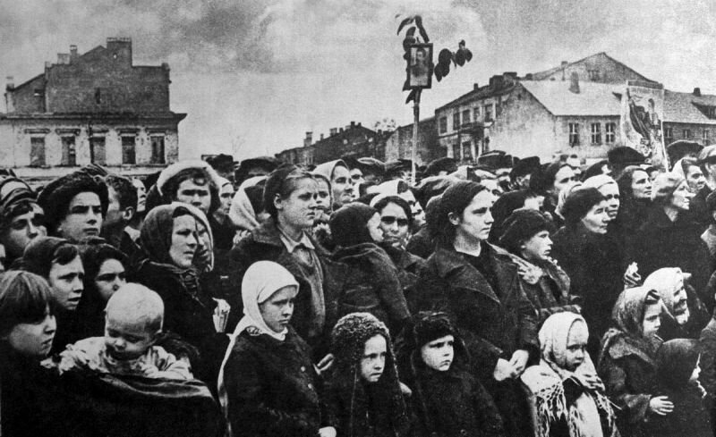 Мирные жители на митинге в освобожденном от немецких войск Смоленске, сентябрь 1943 года. Фотография с сайта waralbum.ru
