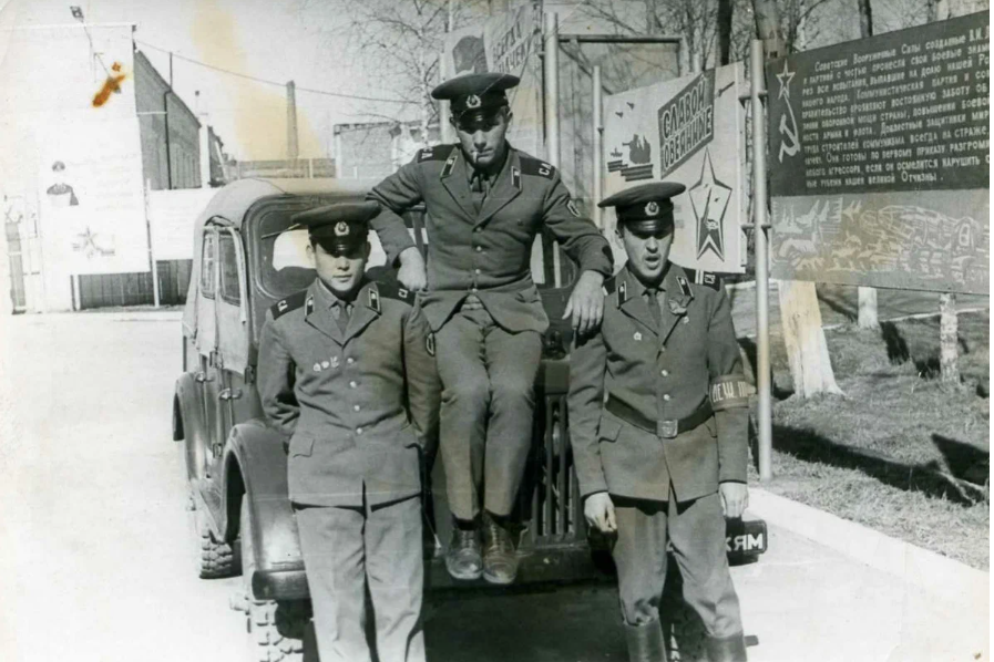 Фото автора. У штаба полка. 