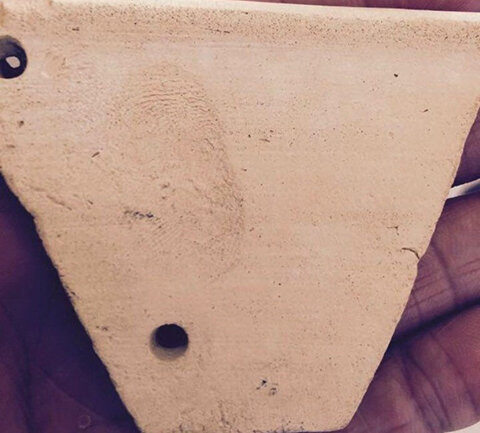 Отпечаток пальца человека возрастом 7300 лет на куске разбитой керамики из северного Кувейта [Фото: KUNA]