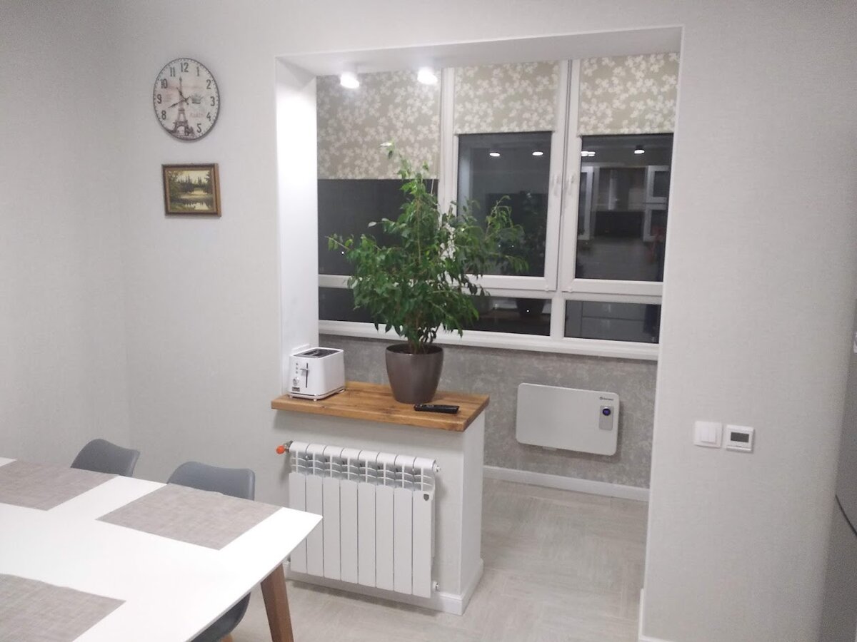 За простенком справа сушится белье, но этого совсем не видно