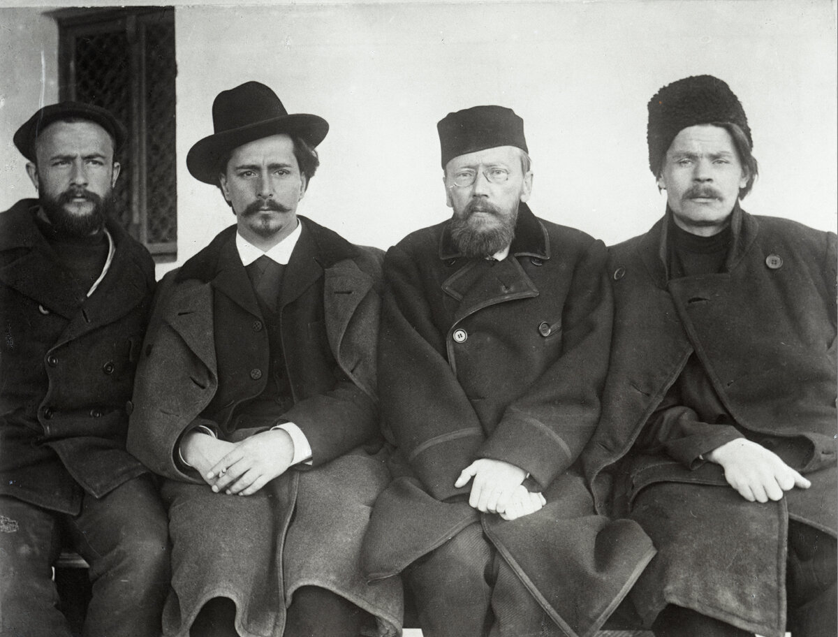 Леопольд Сулержицкий, Леонид Андреев, Леонид Средин (врач, фотограф-любитель, друг А.П. Чехова) и Максим Горький. Ялта, 1902 г. 