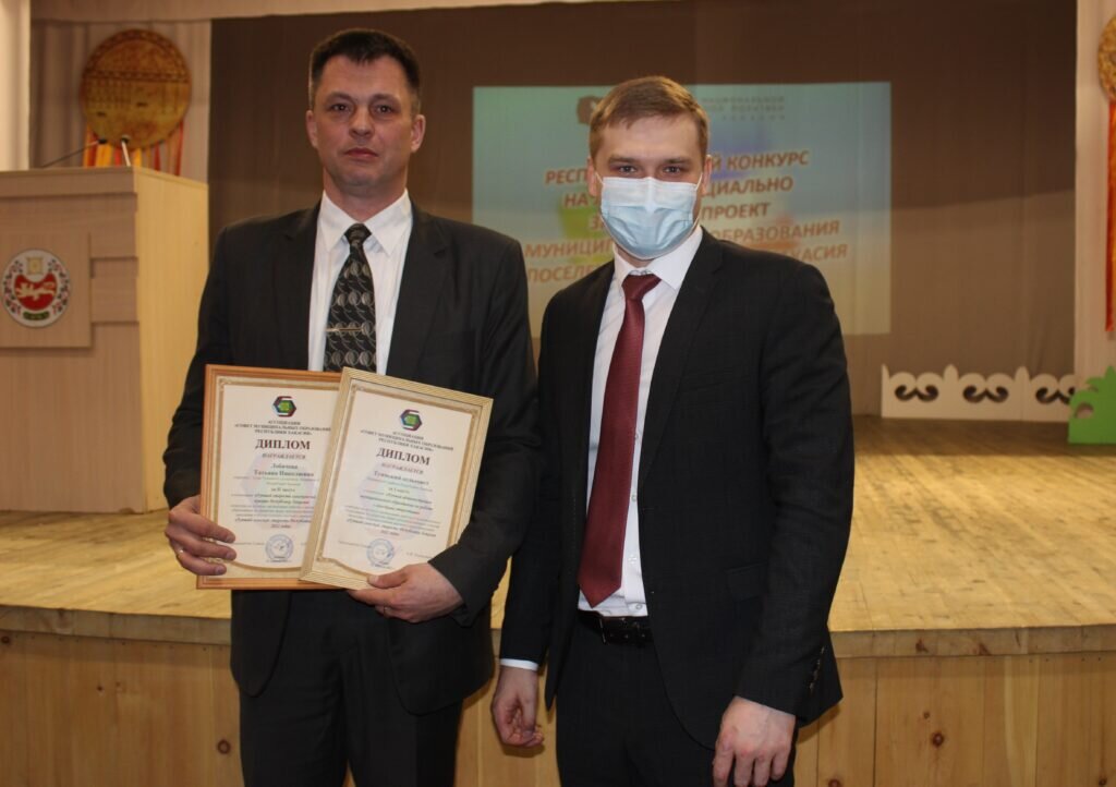Евгений Кулешов и его товарищ по партии КПРФ, глава Хакасии Валентин Коновалов
