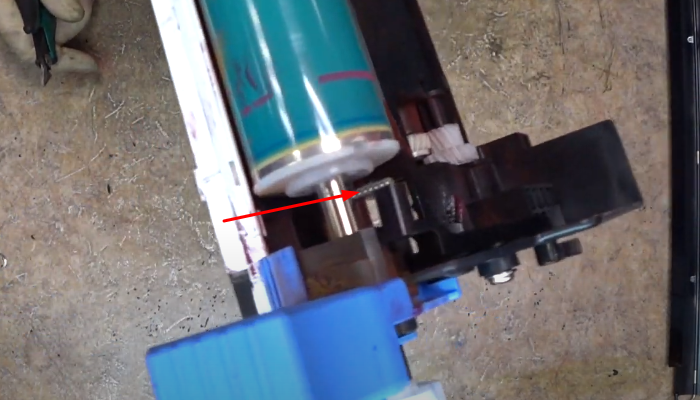 Фото 50. Задвигаем ось не до конца, а как показано на фото