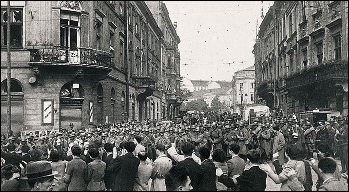 Встреча РККА во Львове в 1939 году. Источник фото: https://euromaidanpress.com/2018/03/22/a-survey-of-so-called-history-laws-in-ukraine-and-poland-what-are-they-and-what-do-they-do/
