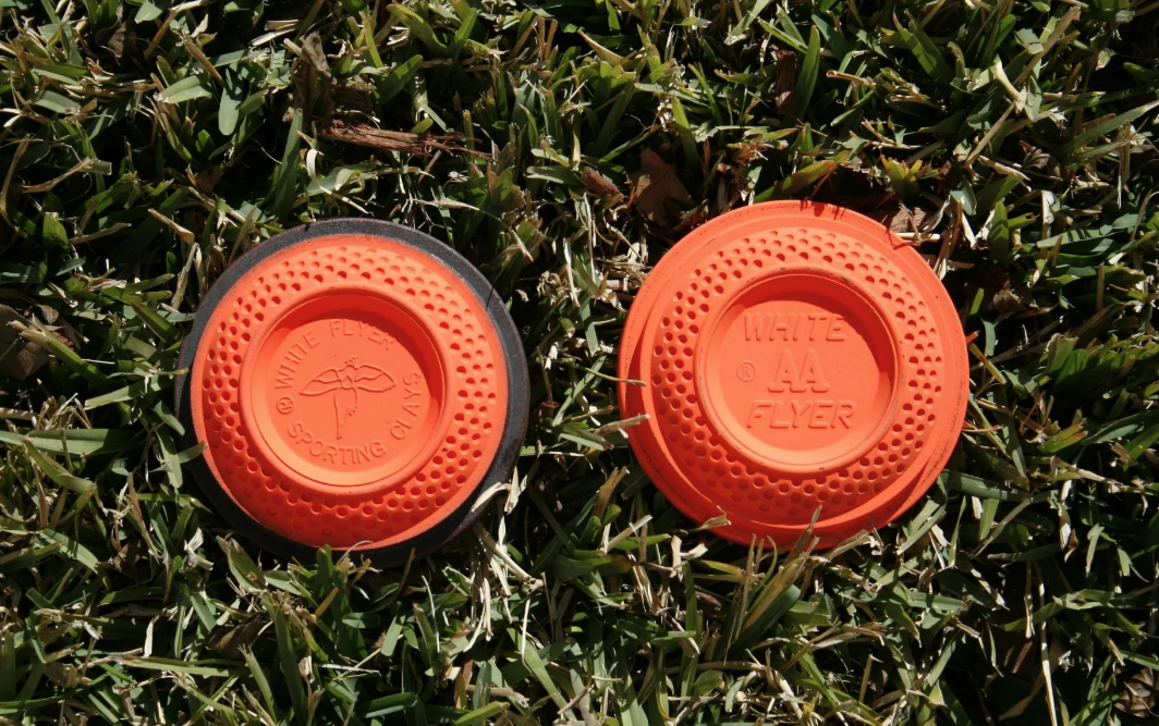 Тарелка для спортивной игры. Патроны для стрельбы по тарелкам. Миниатюрная тарелочка для стендовой стрельбы. Тарелка Спортинг. Тарелочки для стрельбы с логотипом.