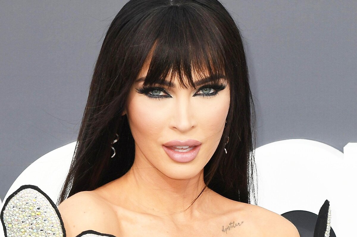     «Самые красивые ноги планеты!»: Меган Фокс в джинсовом мини-платье с декольте очаровала фанатов