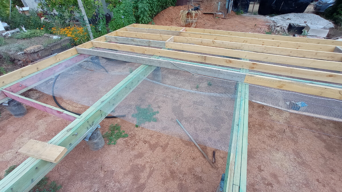 Монтирую сетку от грызунов.