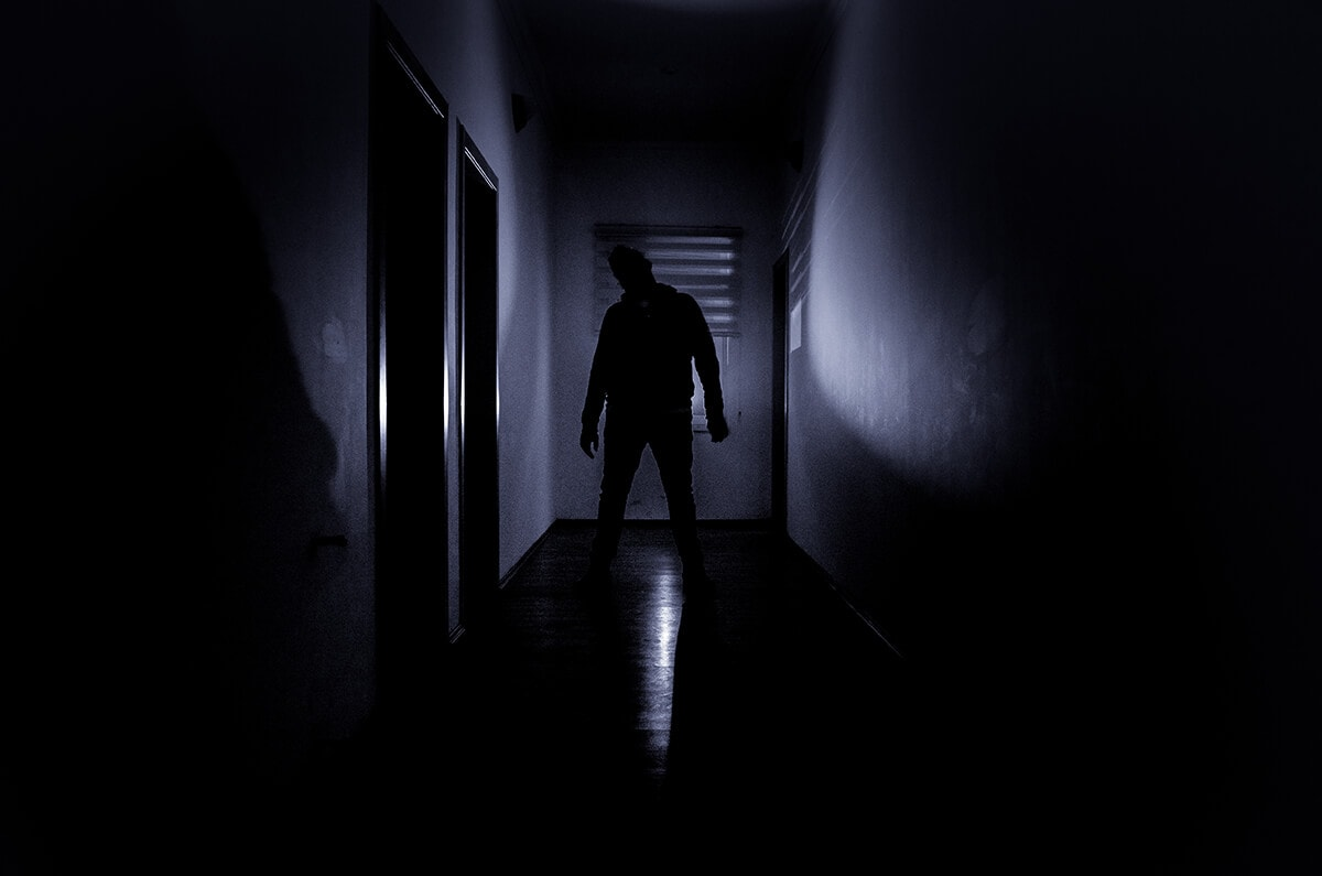 Человек в темном коридоре. Тень в коридоре. Силуэт в коридоре. Существо в темной комнате.