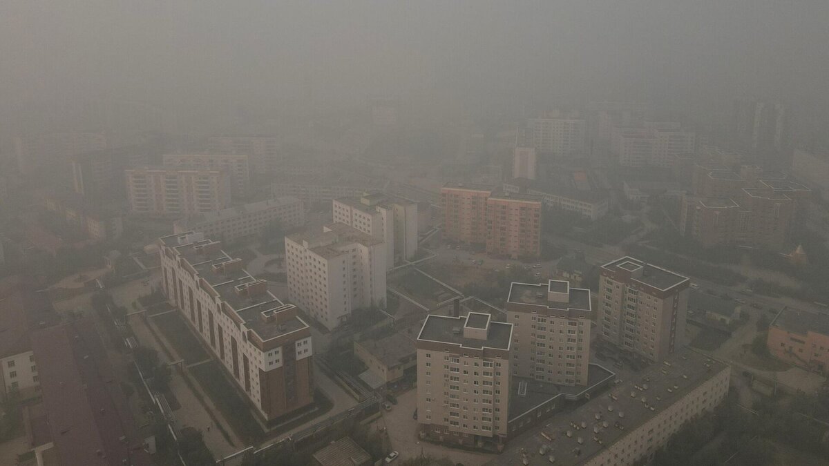     Якутск окутал смог от лесных пожаров в соседних регионах. В управлении Роспотребнадзора сообщили о превышении предельно допустимой концентрации (ПДК) веществ в атмосферном воздухе по шести пунктам. Окутавшая город дымка стала причиной отмены авиарейсов.