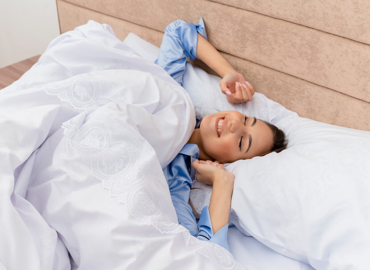 <a href="https://ru.freepik.com/free-photo/young-beautiful-woman-in-blue-pajamas-laying-on-bed-resting-on-soft-pillows-waking-up-stretching-her-hands-in-bedroom-interior-on-light-background_11960857.htm#query=%D0%BF%D0%BE%D1%81%D1%82%D0%B5%D0%BB%D1%8C%D0%BD%D0%BE%D0%B5%20%D0%B1%D0%B5%D0%BB%D1%8C%D0%B5%20%D0%B1%D0%B5%D1%81%D0%BF%D0%BB%D0%B0%D1%82%D0%BD%D0%BE&position=41&from_view=search&track=ais">Изображение от stockking</a> на Freepik