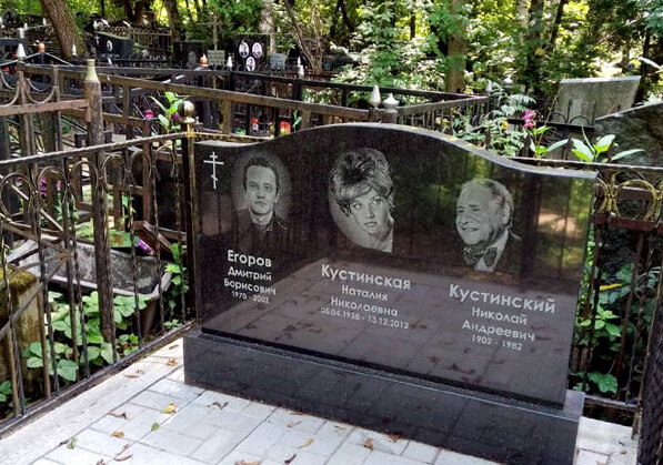 Устанавливая новый памятник, забыли о ее маме - на новом надгробии о Марии Вдовенко даже не упоминается, хотя до этого в ограде был установлен каменный куб с ее именем, датами жизни и смерти.