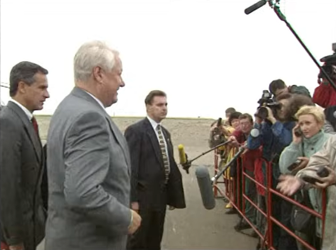 14.08. 1998г. Борис Ельцин: "Девальвации не будет. Твердо и четко". Скриншот из видео.