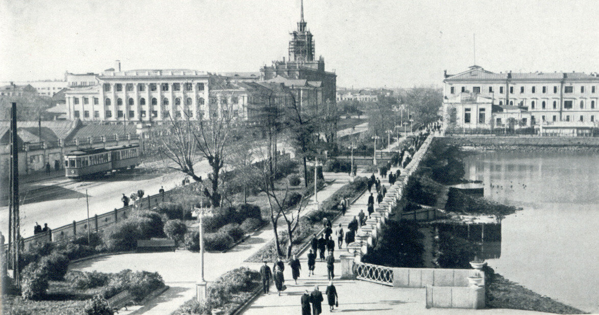 Екатеринбургский завод. Свердловск Плотинка 1950. Плотинка Екатеринбург 18 век. Плотинка Екатеринбург 19 век. Старый Екатеринбург Плотинка.