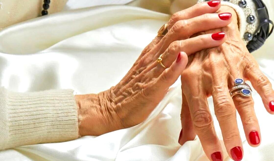 Вот говорят: много ли для счастья надо? Кому-то огромной белоснежной яхты не хватает, а кому-то достаточно почувствовать себя счастливым от простого подарка.
Утром у меня сломался ноготь.-2