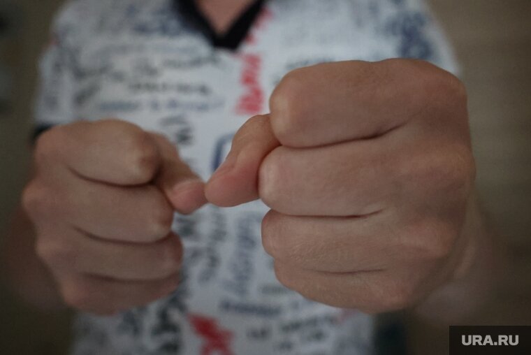    Ребята, избившие девочку, объясняют мотивы своего поступка инспекторам полиции (фото из архива)