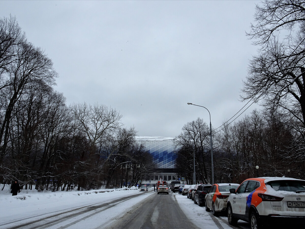 Аллея Петровского парка и здание "ВТБ-Арена"