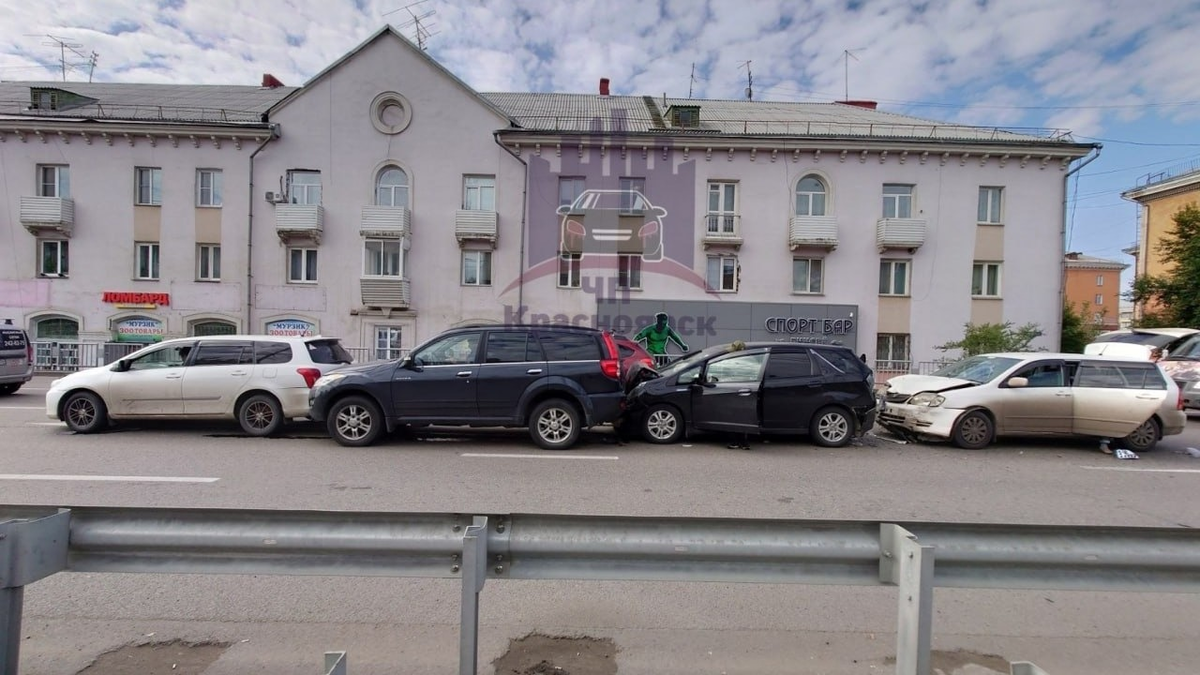 «Собрала паровозик». Красноярка протаранила три машины на 