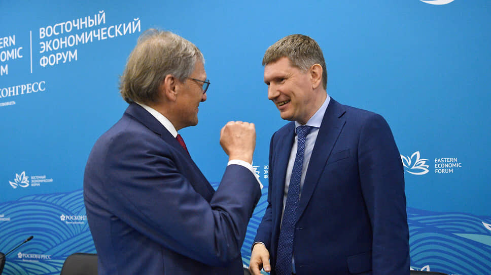    Уполномоченный при президенте РФ по защите прав предпринимателей Борис Титов (слева) и министр экономического развития РФ Максим Решетников перед началом сессии «Защищенный бизнес как основа устойчивого развития экономики» Антон Новодерёжкин/Коммерсантъ