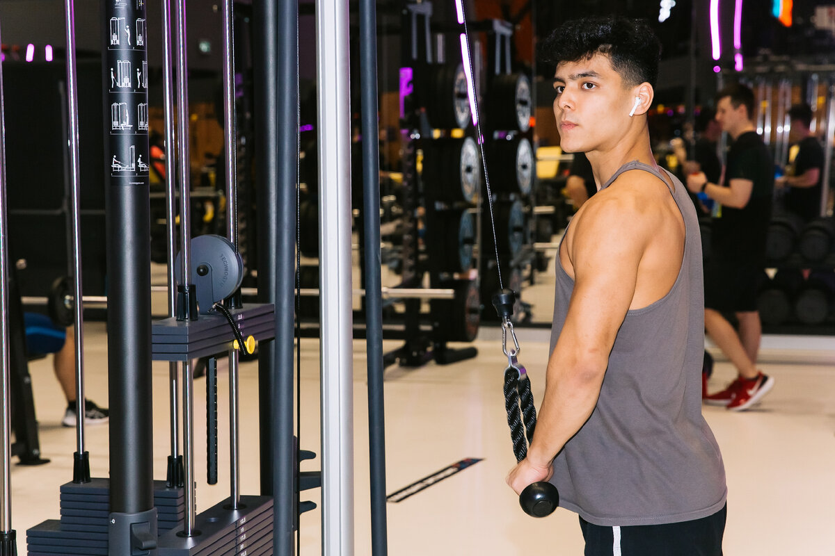 Удивительно, но часто новички не видят разницу между мускулатурой и жировыми отложениями. За большой мышечный объем рук, ног и ягодиц принимают зоны жировых ловушек! Отсюда у них возникает заблуждение: «мышцы у меня и так есть, да и растут они очень быстро — качать их не надо, мне только убрать жир»