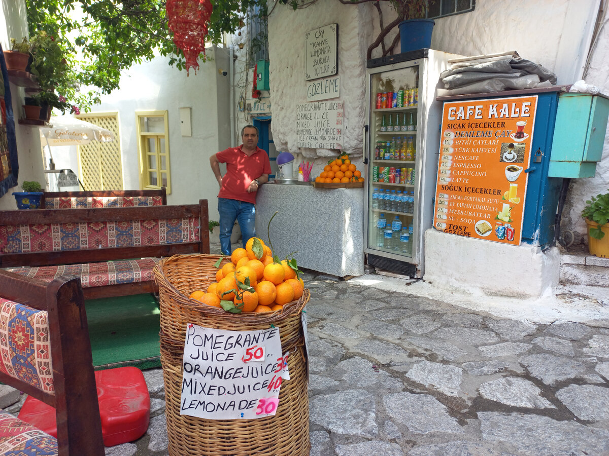 Можно попробовать свежевыжатый сок апельсина. А вот гранатов в мае пока нет)