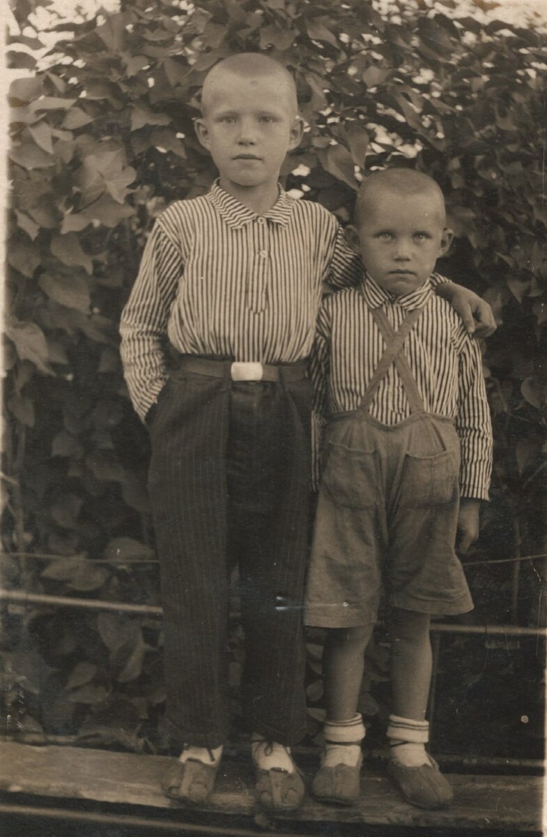 Дети войны. Братья Суворовы Виктор и Анатолий, 1947 год.