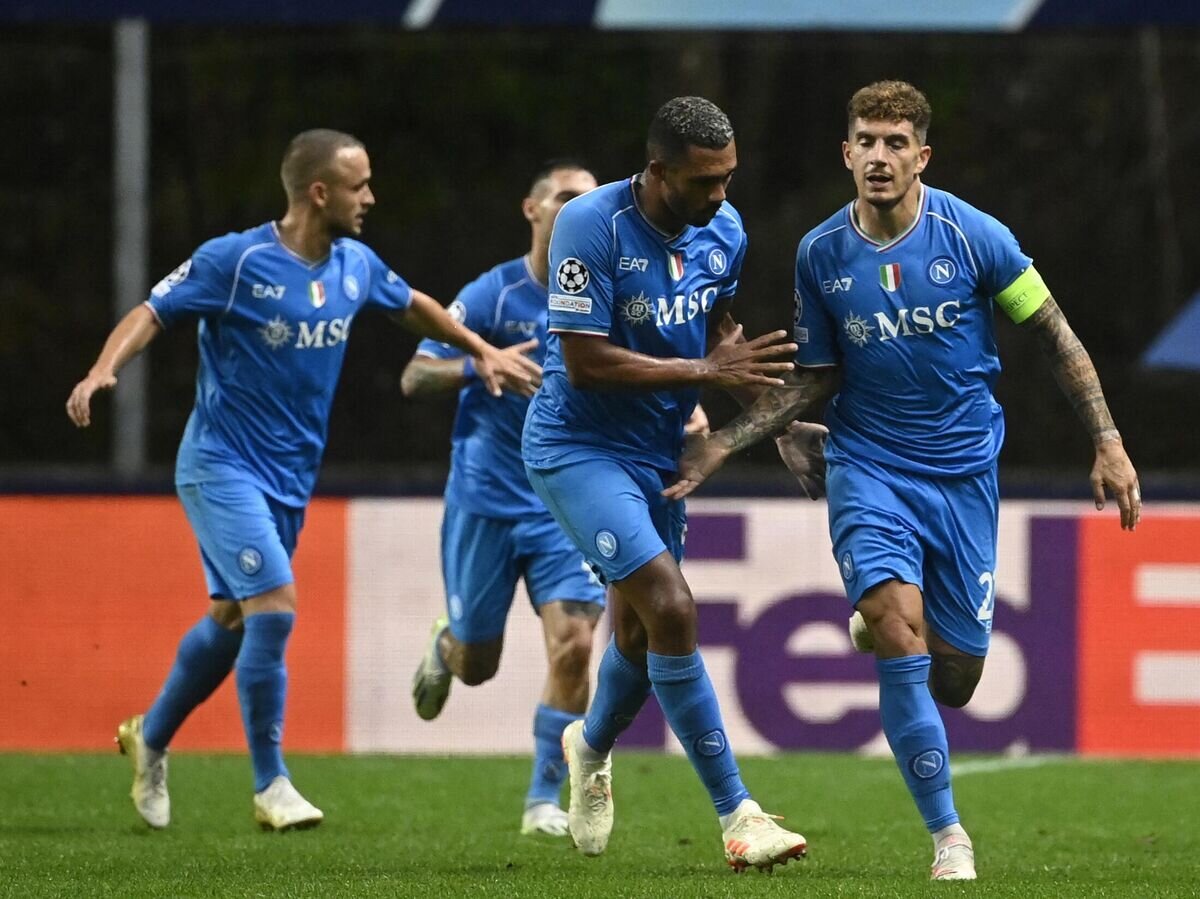    Джованни Ди Лоренцо (справа) и игроки "Наполи" празднуют гол© AFP 2023 / MIGUEL RIOPA