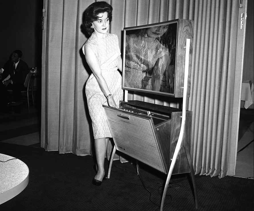 Фотография 1961 года. Подпись под ней гласила, что это плоский цветной телевизор с толщиной экрана 11 сантиметров и с функцией записи программ по таймеру. Эту фотографию с такой подписью можно найти на множестве российских и зарубежных сайтов. 