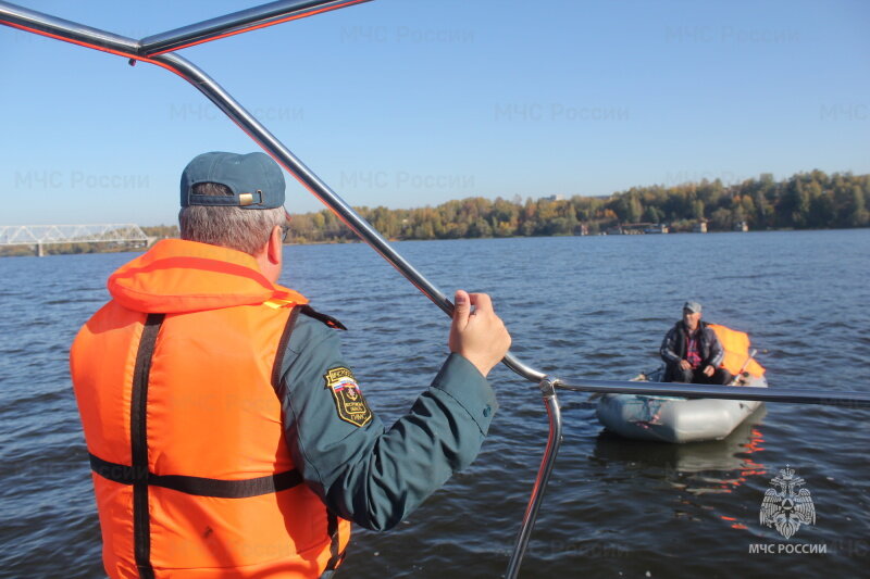 Для предотвращения происшествий на водоемах региона в осенний период инспекторы центра ГИМС Главного управления МЧС России по Костромской области ежедневно патрулируют акваторию и проводят профилактические беседы с рыбаками.
