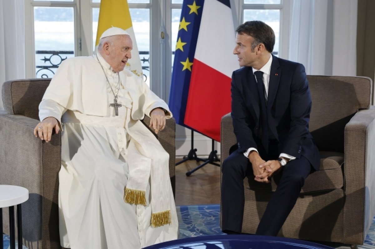    Макрон преподнес папе Франциску оригинальное издание эссе Альбера Камю
