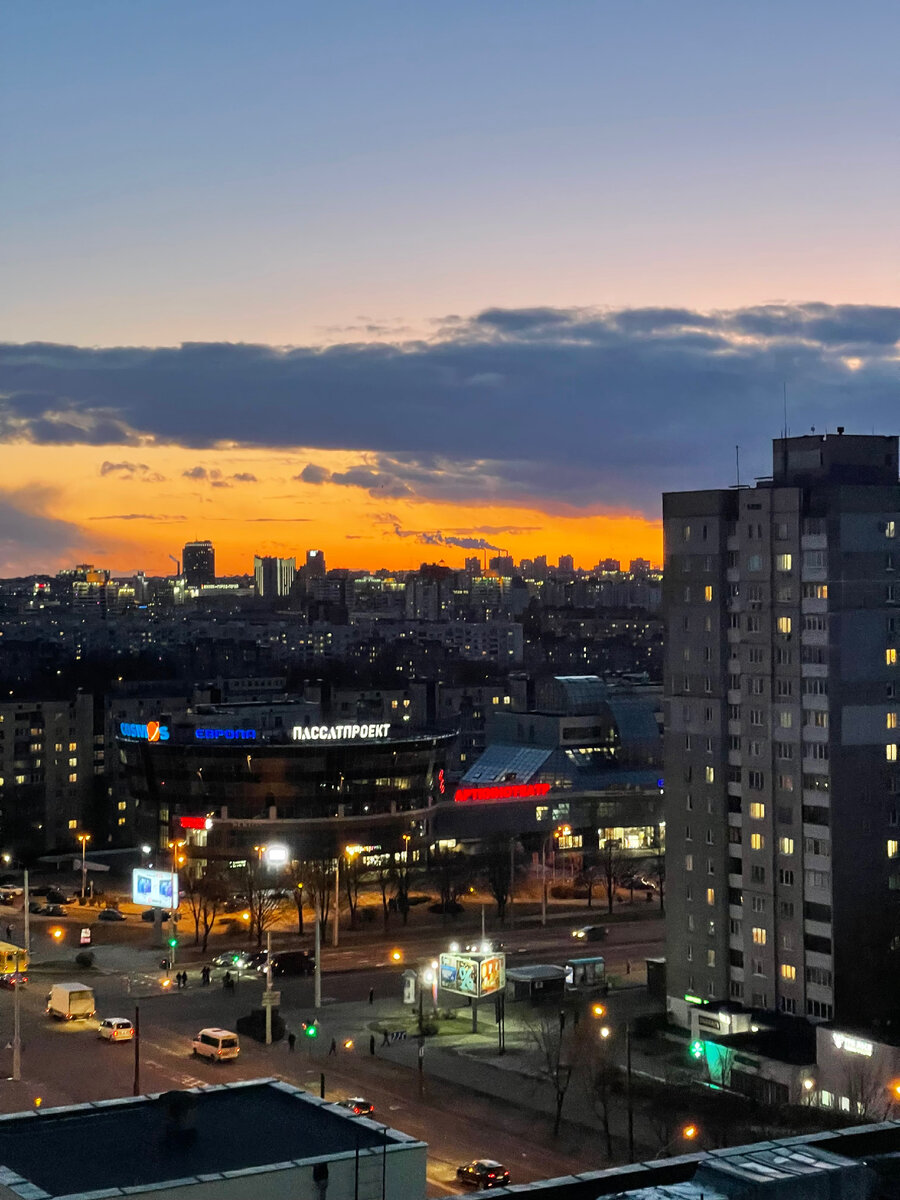 Закат в городе М.