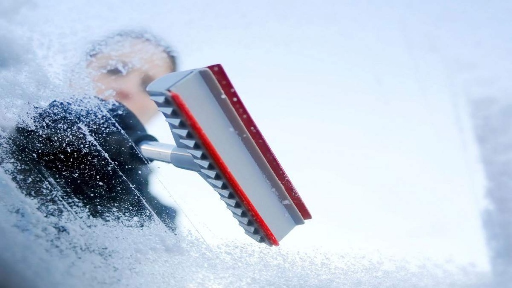 Если  сидеть с прямой спиной и шеей, вестибулярный аппарат водителя будет  работать значительно лучше. Неправильная посадка (например, когда  водитель полулежит, вытянув веред руки) ухудшает обзор, ориентацию в  пространстве и координацию движений. Эксперты утверждают, что расстояние  до руля должно быть таким, чтобы рука касалась верхней части обода  запястьем, при том, что лопатки водителя должны быть прижаты к спинке  сиденья. Ноги должны быть согнуты в коленном составе как можно меньше.  Правая ступня должна опираться на пятку, что позволит в случае  необходимости как можно быстрее перенести ее с педали газа на тормоз. 